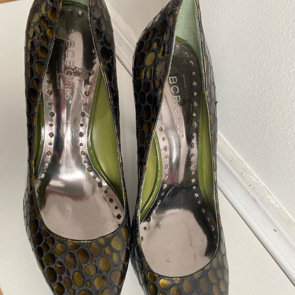 BCBGirl Green Snake Skin Leather Heels - Picture 4 of 11